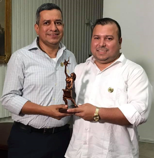 El Servicio Nacional de Aprendizaje SENA con la estatuilla Premio Excelencia.